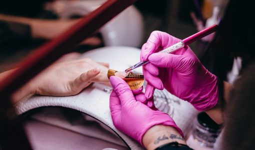 Manichiura semipermanenta