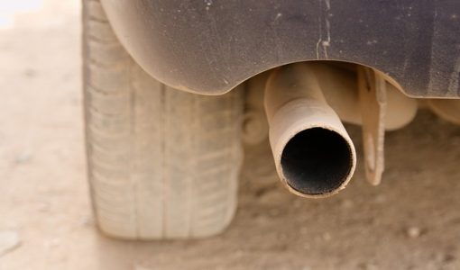 fumul evacuat de un motor diesel
